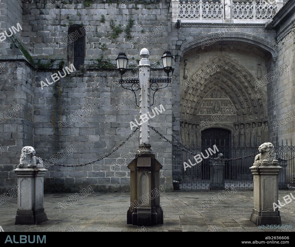 ARTE GOTICO. ESPAÑA. CATEDRAL DEL SALVADOR. Vista parcial del templo con la PORTADA DE LOS APOSTOLES o puerta norte, obra del 1300. AVILA. Castilla-León.