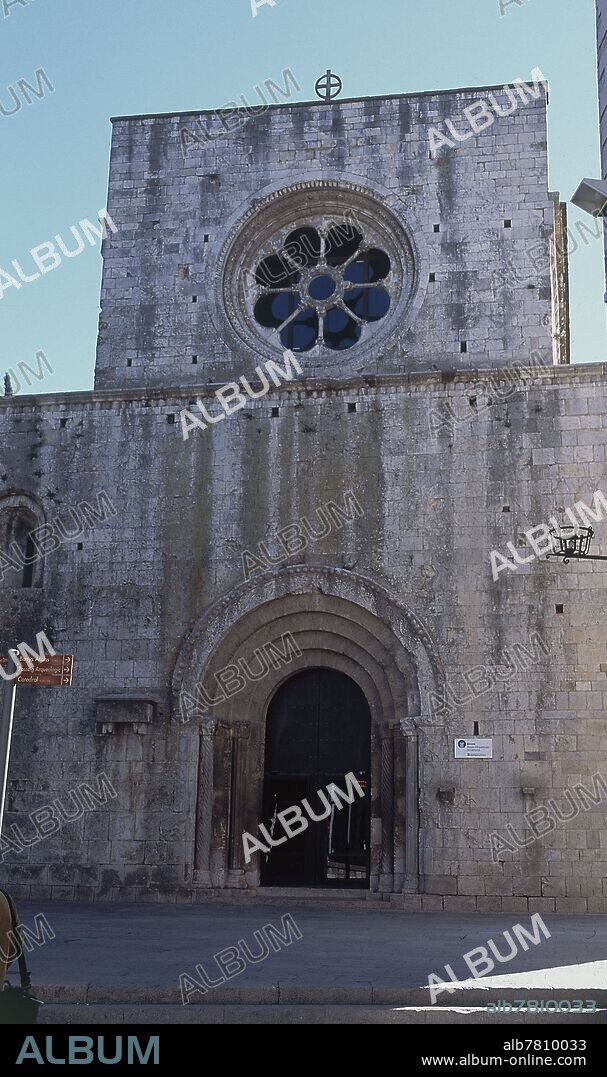 FACHADA ROMANICA DEL SIGLO XII DE LA ANTIGUA IGLESIA DEL MONASTERIO DE SAN PEDRO DE GALLIGANTES CONVERTIDO EN SEDE DEL MUSEO ARQUEOLOGICO DE CATALUÑA.