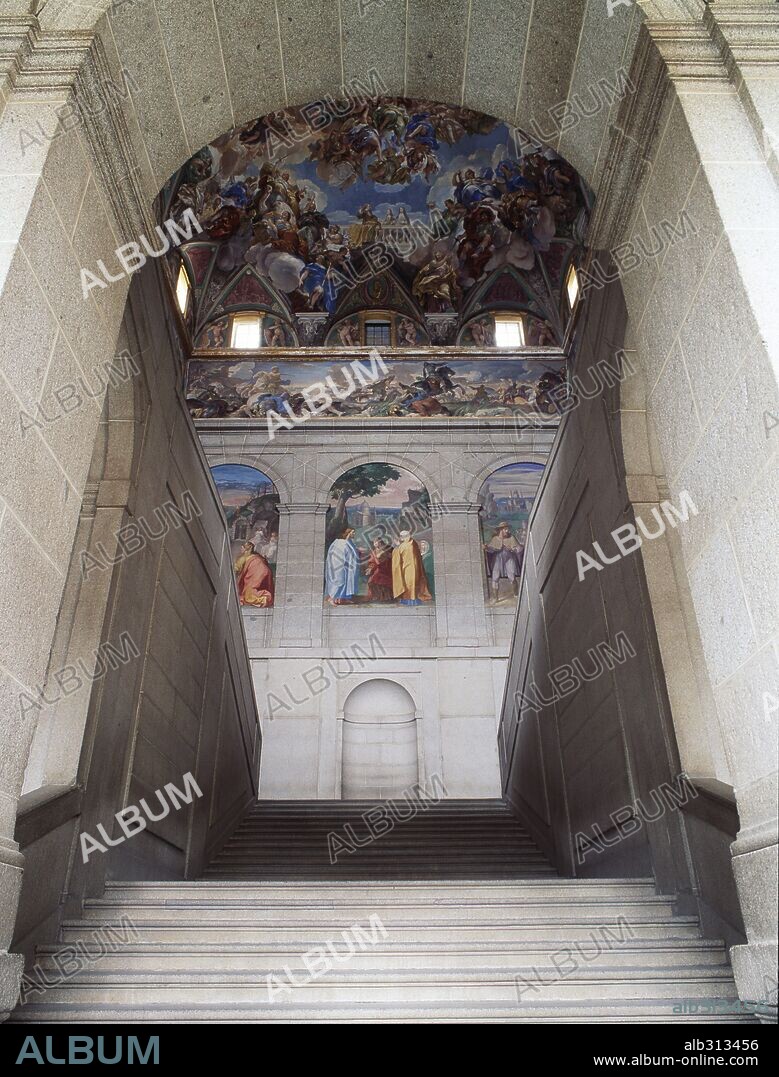 Escalera principal (Claustro). Monasterio de San Lorenzo de El Escorial, empezado a construir en el año 1563. Província de Madrid, España.