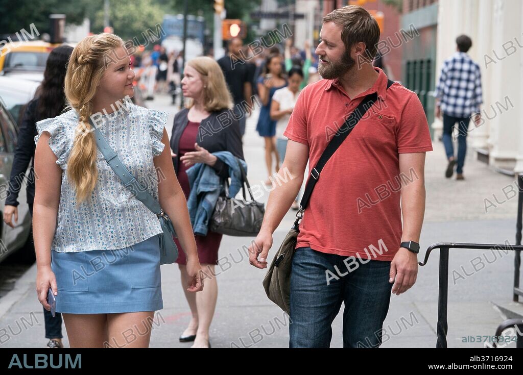AMY SCHUMER and RORY SCOVEL in I FEEL PRETTY, 2018, directed by ABBY KOHN and MARC SILVERSTEIN. Copyright VOLTAGE PICTURES.