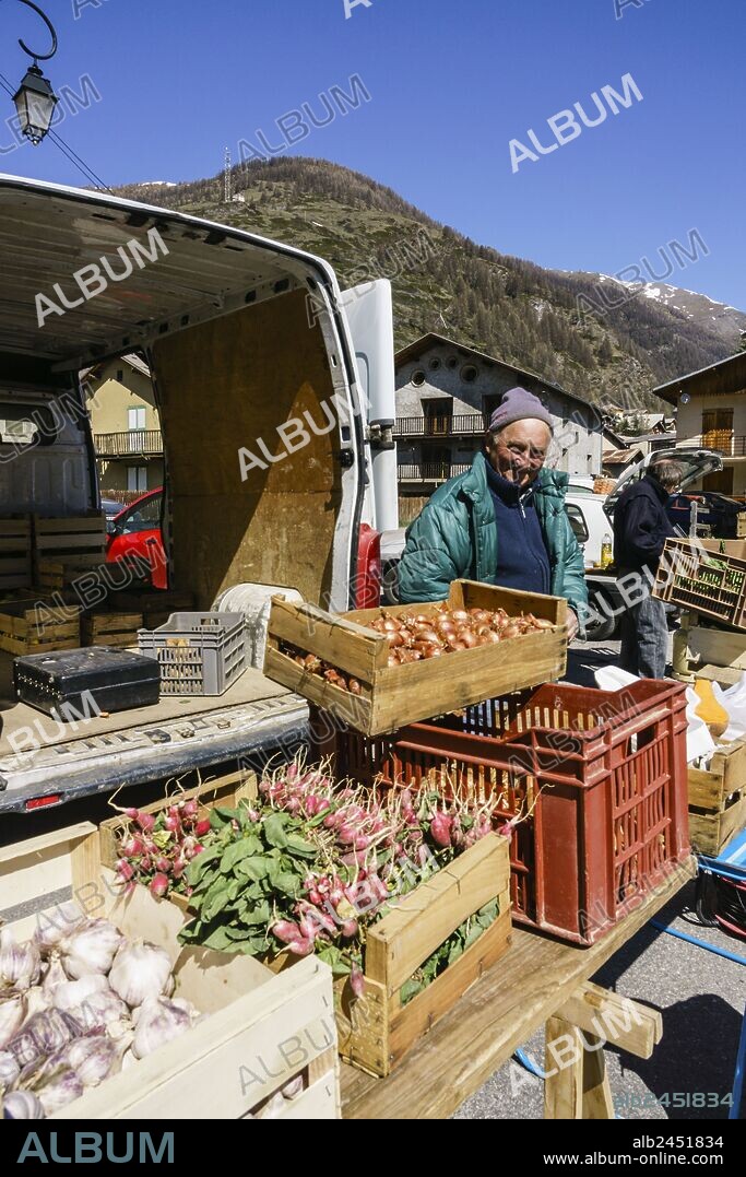 mercado,Abries, parque natural regional de Queyras, Provenza-Alpes-Costa Azul, departamento de Altos Alpes, distrito de Briançon,Francia, Europa.