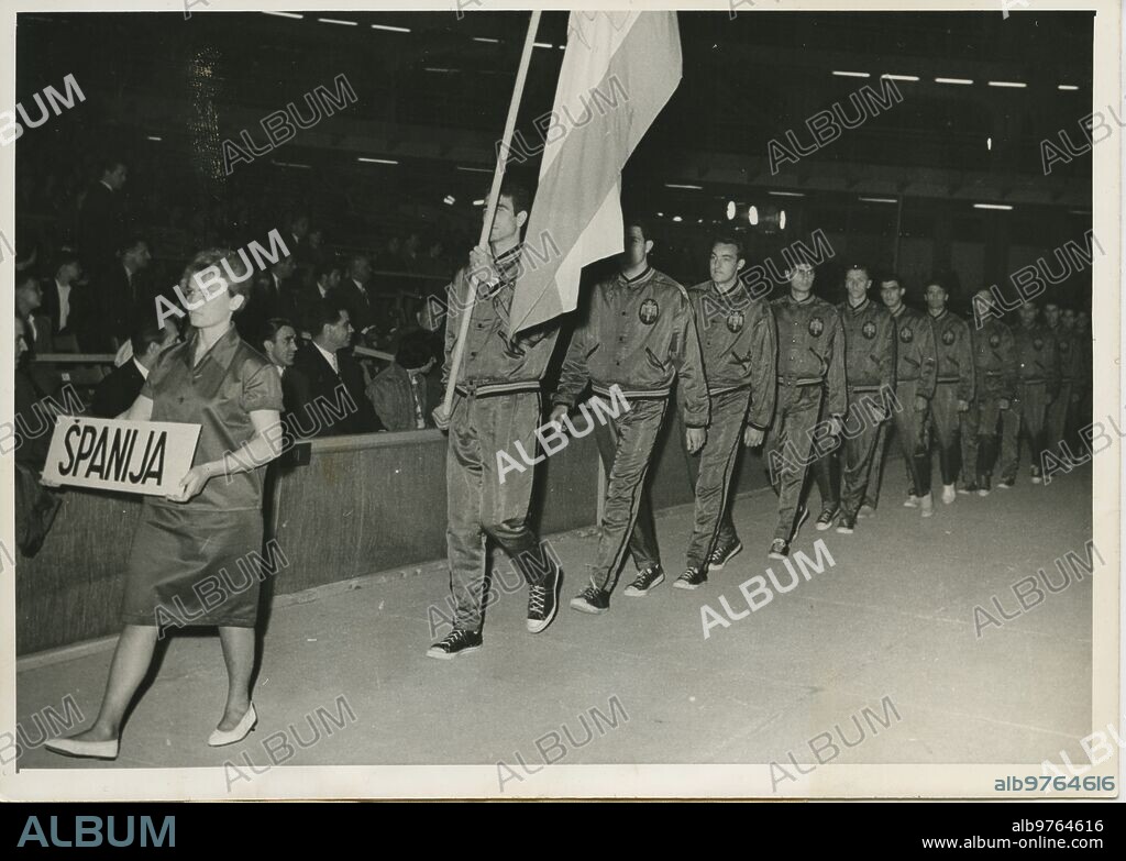 Belgrado (Yugoslavia), 29/04/1961. Ceremonia de apertura del XXII Campeonato de Europa de Baloncesto. En la imagen, el equipo español durante el desfile.