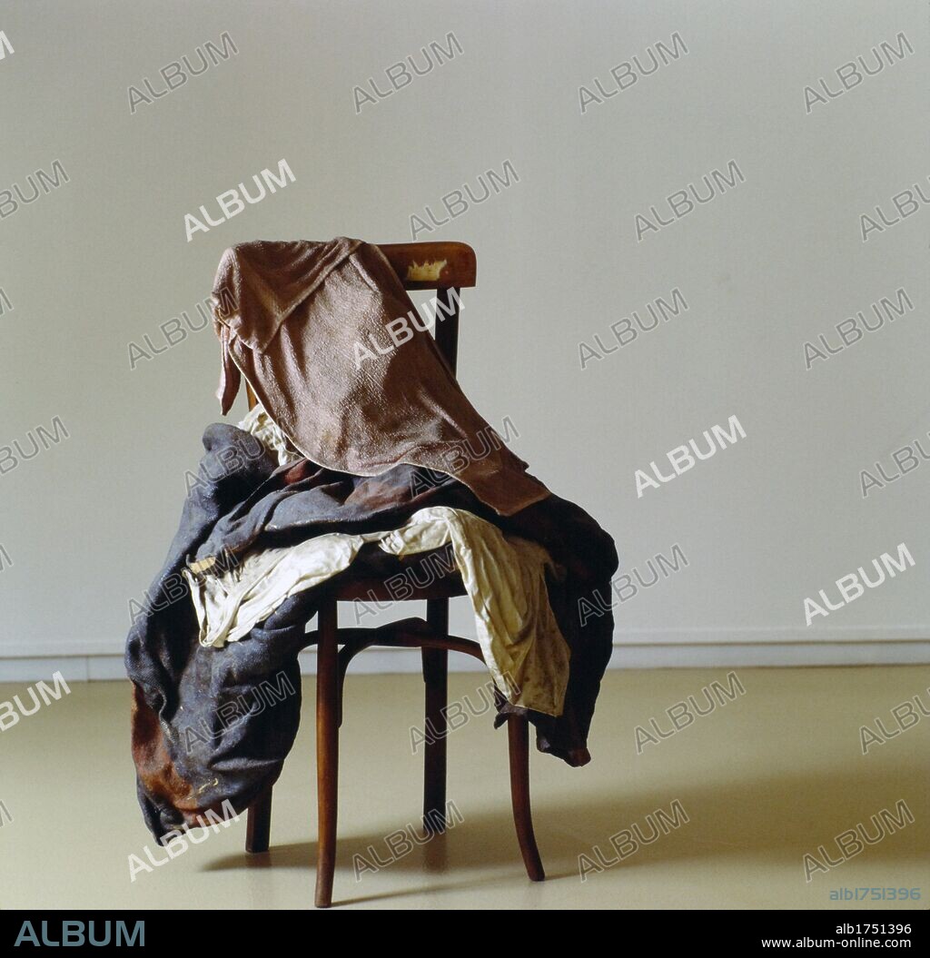 ANTONI TAPIES. Silla y ropa, 1970.