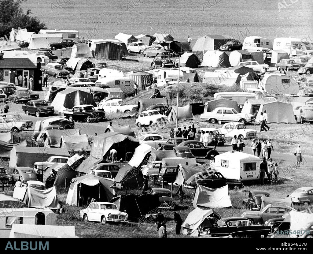 Camping campingplats i Skåne / många tält husvagnar bilar personbilar, 1981.. Foto: Uno Andersson / Sydsvenskan / IBL Bildbyrå.