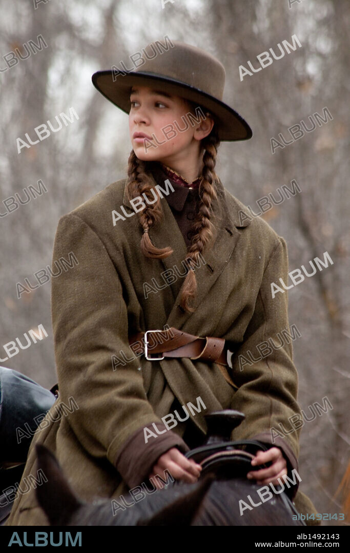 HAILEE STEINFELD dans TRUE GRIT, 2010, réalisé par ETHAN COEN et JOEL COEN. Copyright PARAMOUNT PICTURES.