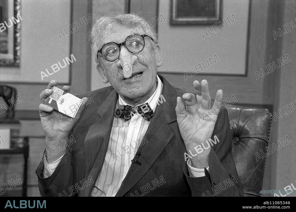 HALLERVORDEN'S SPOTT-LIGHT / 'Smoking Nose' - DIETER HALLERVORDEN.