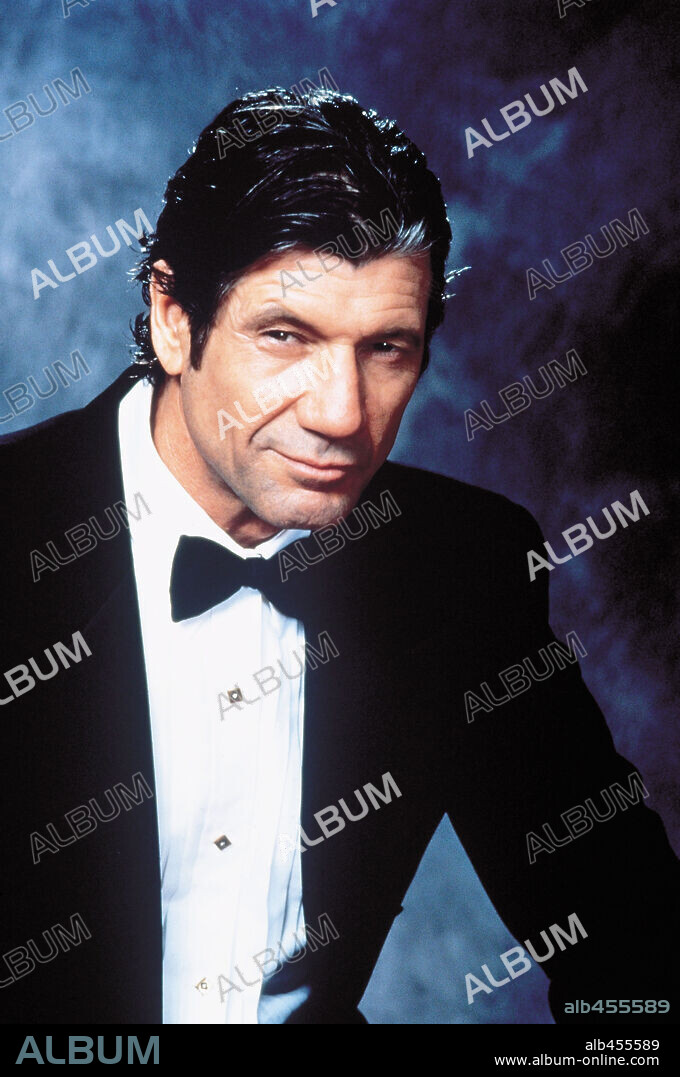 FRED WARD in NAKED GUN 33 1/3: THE FINAL INSULT, 1994, directed by PETER SEGAL. Copyright PARAMOUNT PICTURES / PHILLIPS, RON.