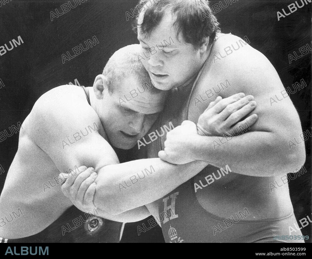 1986-12-10. Brottarna Alexander Karelin och Thomas Johansson söker efter grepp *** Local Caption *** GP Foto: Bengt Magnuzon. KAMERAREPORTAGE.