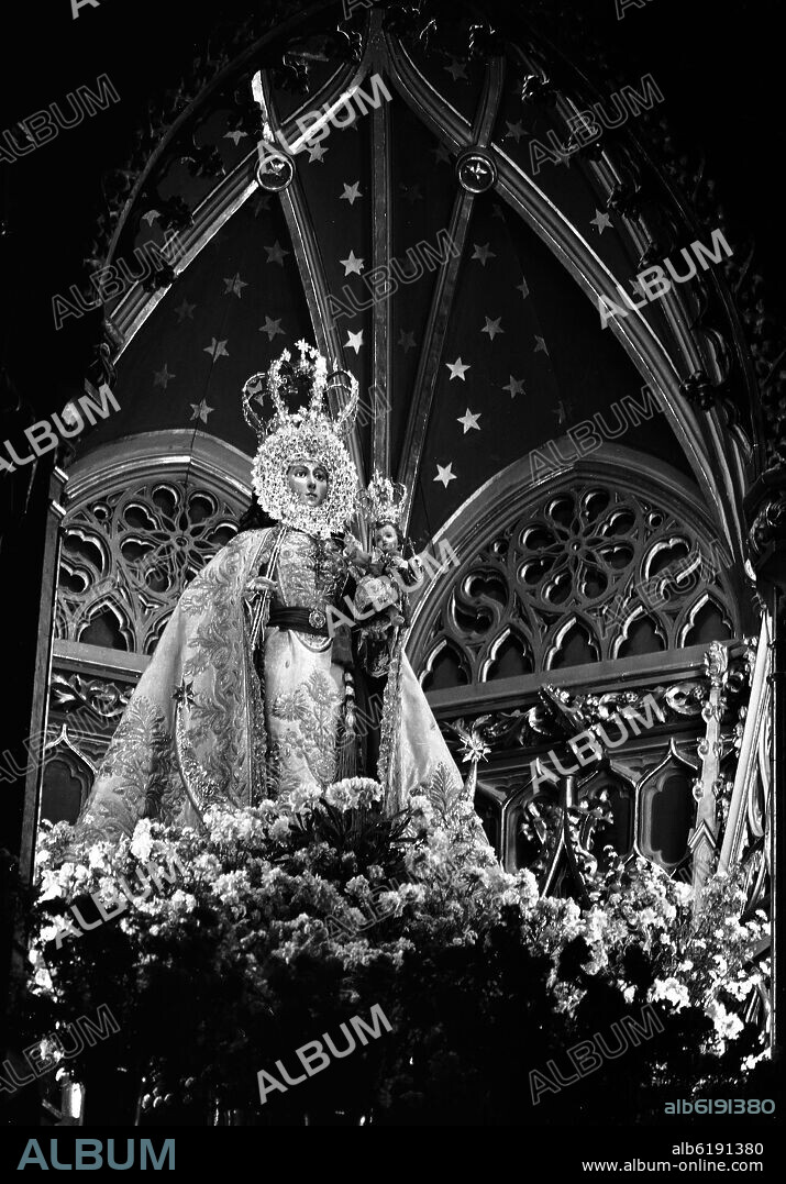 VIRGEN DE LA FUENSANTA "LA MORENICA" EN LA CATEDRAL DE MURCIA - FOTOGRAFIA EN BLANCO Y NEGRO - AÑOS 60.