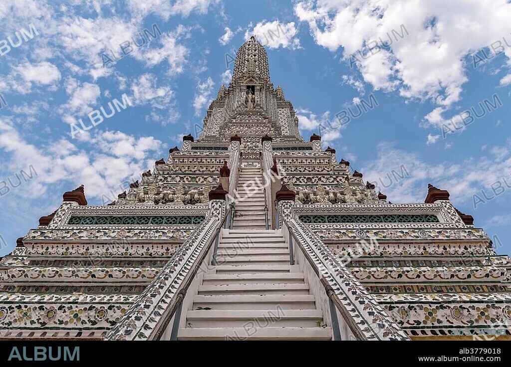 Phra Prang, central temple tower, Wat Arun, Bangkok, Thailand, Asia.