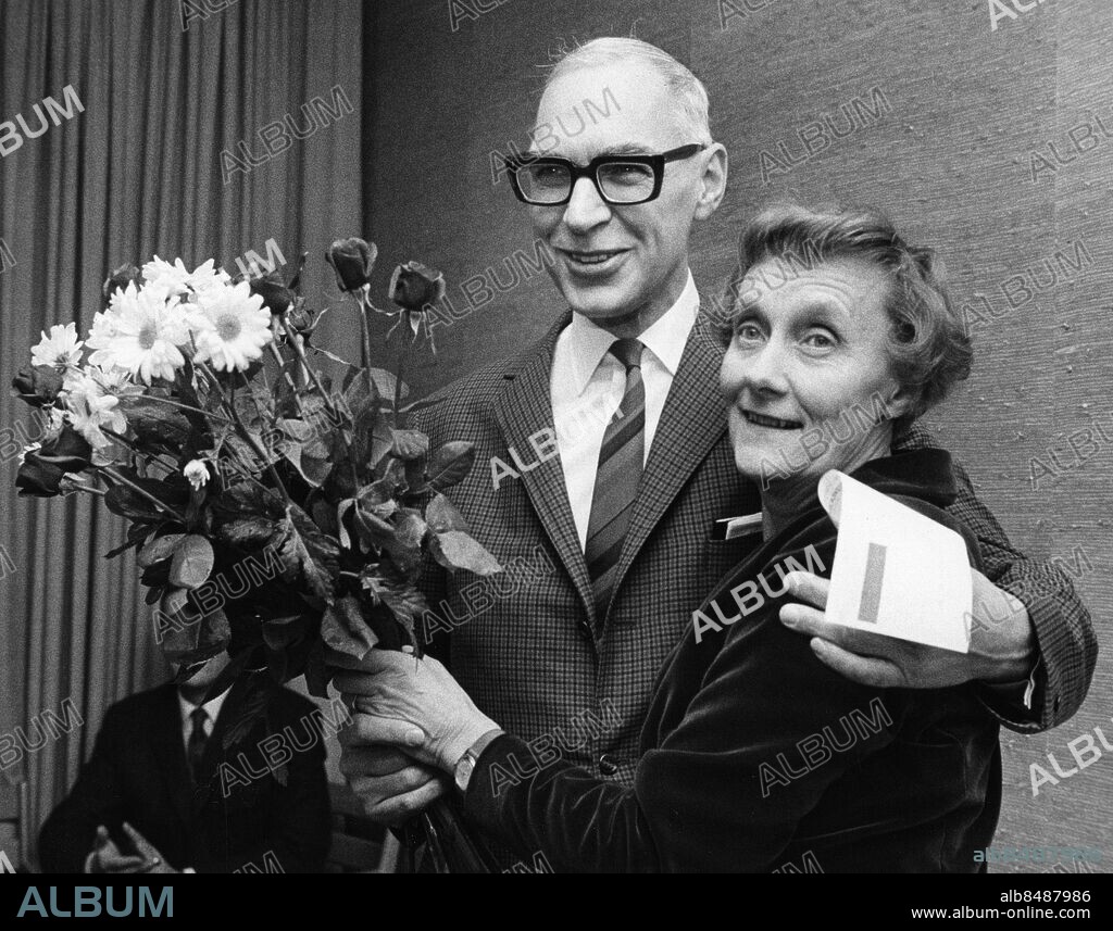 ARKIV 19691118.. Författaren Harry Kullman tillsammans med barnboksförfattarinnan Astrid Lindgren efter att ha tagit emot Astrid Lindgren-Priset. Priset instiftades 1967 av bokförlaget Rabén & Sjögren i samband med Astrid Lindgrens 60-årsdag. Priset utdelas årligen till en svensk författare för förtjänstfullt författarskap inom barn- och ungdomslitteraturen.. Foto: Svenskt Pressfoto Kod: 20360.
