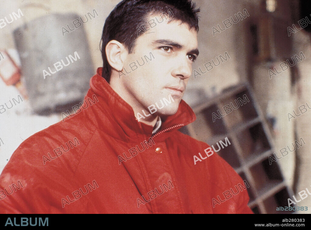 ANTONIO BANDERAS en LA BLANCA PALOMA, 1989, dirigida por JUAN MIÑON. Copyright CREATIVOS ASOCIADOS.