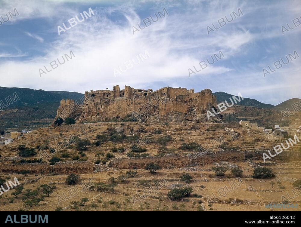 Masyaf / Massyaf (Prov. Hama, Syrien), Festung. (im 12./13. Jh. Sitz der Assassinen; 1279 von Sultan Baibars erobert). Gesamtansicht. Foto, undatiert.