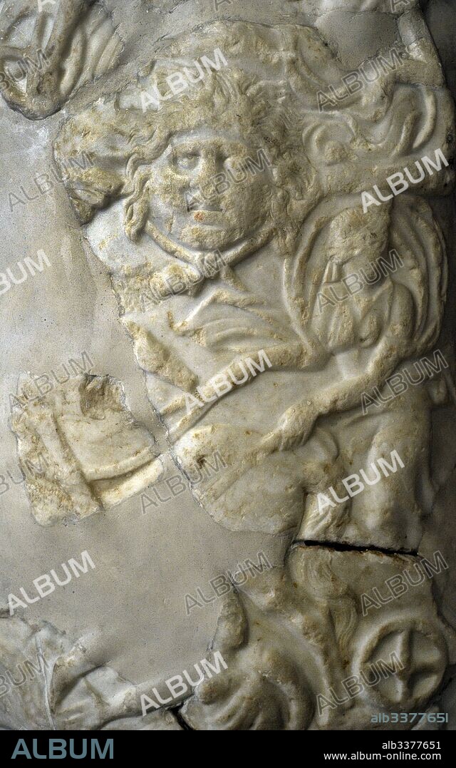 Escudo con Helios y Selene. Finales del siglo I o inicios del siglo II d. C. Escudo decorado con la representación del Sol (Helios) y de la Luna (Selene). Detalle. Museo Nacional Arqueológico. Tarragona, Cataluña, España. Fragment statue. Shield with the representation of the Sun (Helios) and the Moon (Selene).1st-2nd century AD. Spain. Archaeological Museum. Tarragona. Catalonia, Spain.