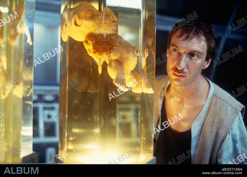 DAVID THEWLIS in DNA - DIE INSEL DES DR. MOREAU, 1996 (THE ISLAND OF DR MOREAU), unter der Regie von JOHN FRANKENHEIMER. Copyright NEW LINE CINEMA.
