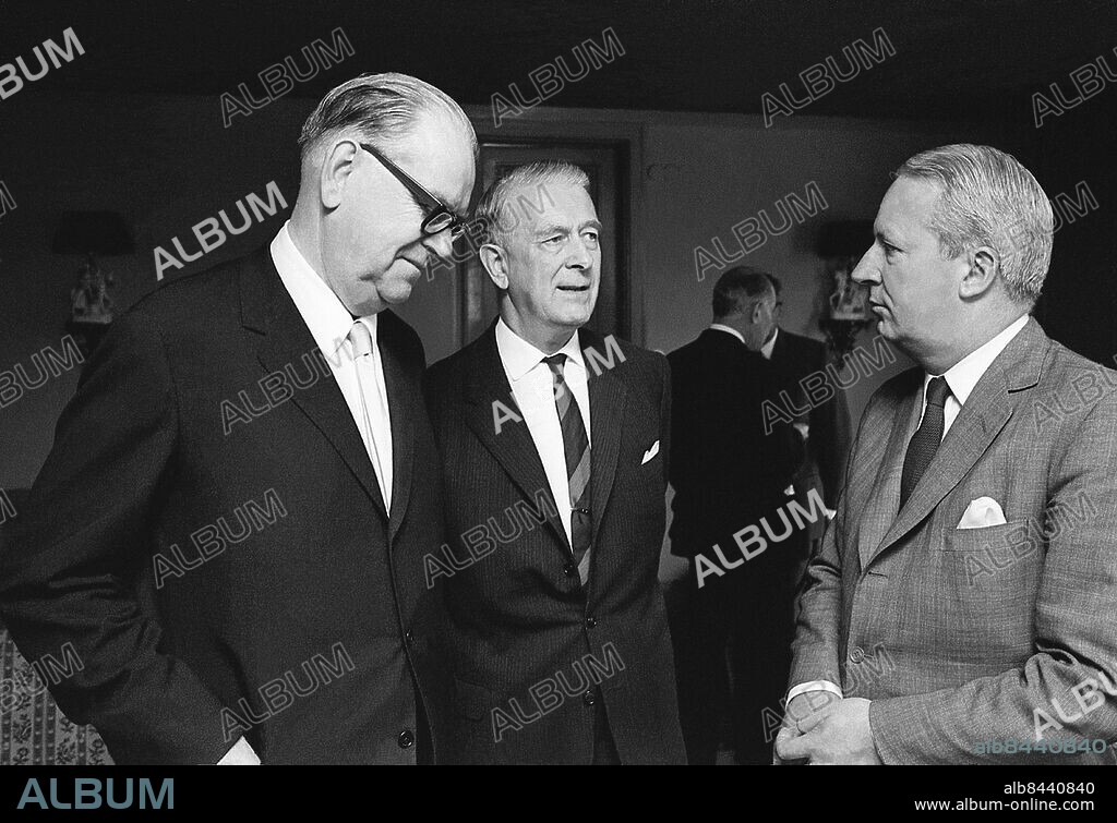 STOCKHOLM 1966-06-09. Statsminister Tage Erlander (s) och Folkpartiledaren Bertil Ohlin möter brittiske Toryledaren Edward Heath. Foto: TT Historical / Kod 1902.