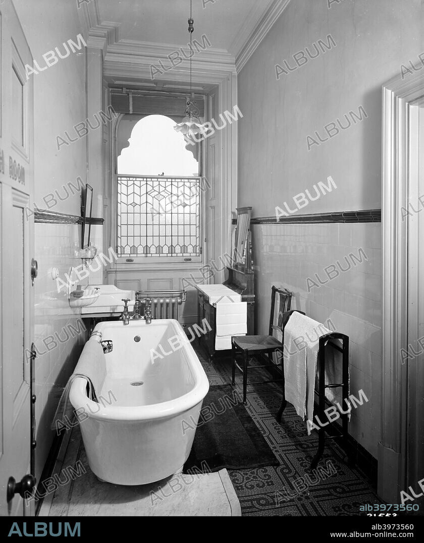 An early bathroom in the Grand Hotel, Northumberland Avenue, London, 1912. Built in the 1870s, the Hotel was designed to face Trafalgar Square.