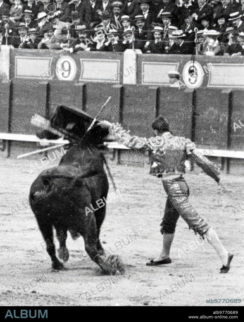 Junio 1916. Pacomio en un pase de pecho.