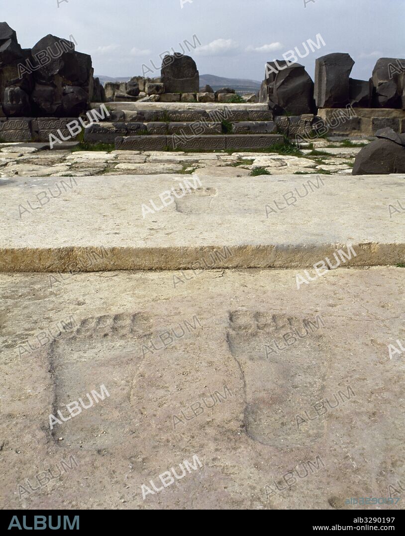 SANTUARIO DE AIN-DARA (siglos IX-X a. C.). Dedicado lo más probable al culto a la diosa de la fertilidad Ishtar. HUELLAS DE PIE impresas bajo el dintel del pórtico de entrada. Se cree que fueron labradas en representación de alguna deidad. Alrededores de Aleppo. SIRIA.