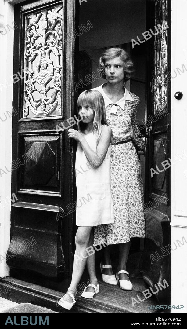 1973.. DEN VITA STENEN TV-serie i tretton delar av Gunnel Linde i regi av Göran Graffman. Sänt första gången 1973-10-06 persons: MONICA NORDQUIST;JULIA HEDE sites: SVERIGE.