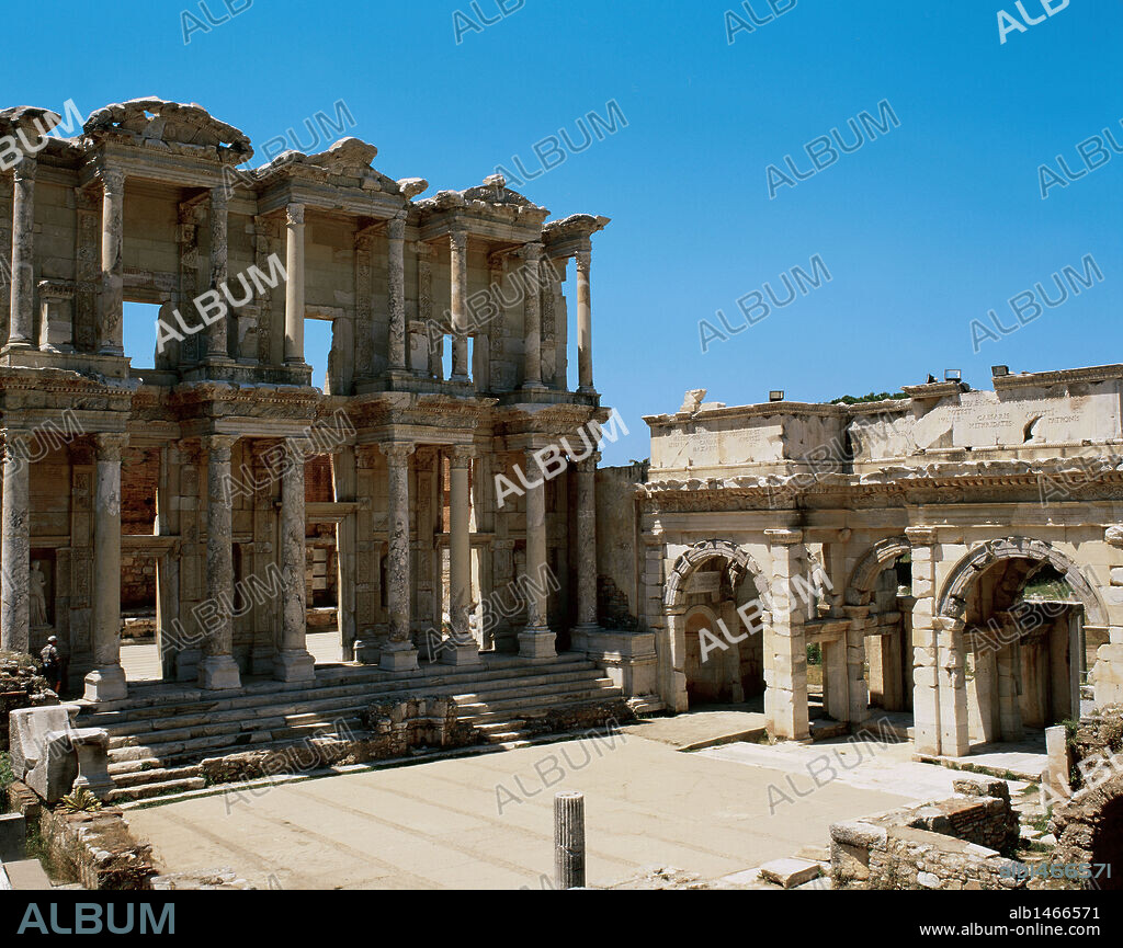 ARTE HELENISTICO. ASIA MENOR. BIBLIOTECA DE CELSO (izquierda). Construida en el s. II por el cónsul Cayo Julio Aquila como mausoleo de su padre Celso. Junto a ella, la PUERTA DE MACEO-MITRIDATES (ss. IV-III aC). EFESO. Península Anatólica. Turquía.