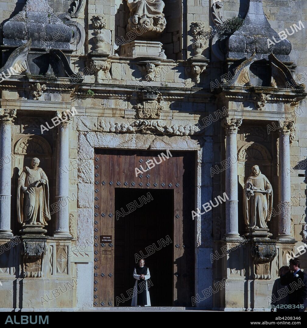 Puerta barroca de la iglesia del Monasterio de Poblet, siglo XVII.