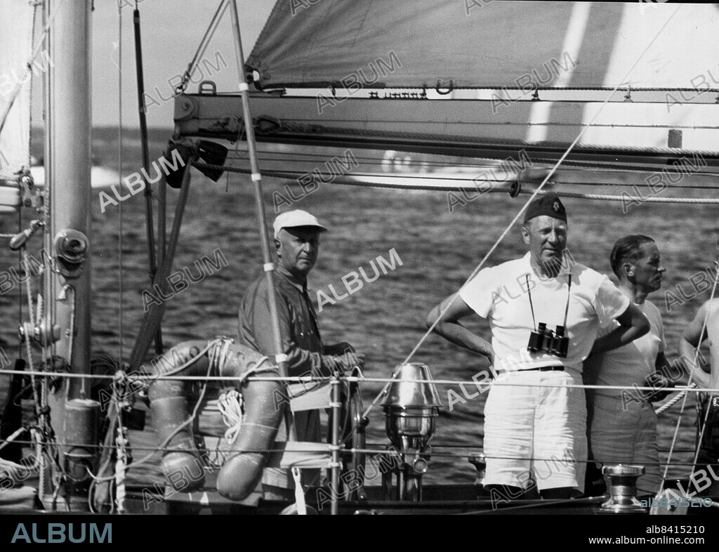 ARKIV - 1956 Sven Salén vid rodret ombord på sin nya segelbåt med namnet "Bolero" i Sandhamn i stockholms skärgård. Foto: Boris Engström Kod: 192 . COPYRIGHT SCANPIX SWEDEN.