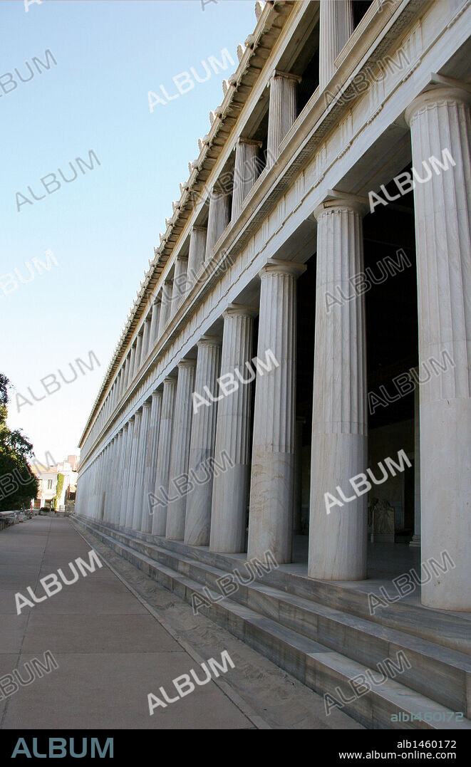 ARTE GRIEGO. GRECIA. Vista parcial del PORTICO DE ATALO. Reconstrucción de dos pisos, de la que fué donación del rey de Pérgamo Atalo II (159-138 a. C.) a la ciudad de Atenas. Era en la antigüedad un tipo de centro comercial que albergaba 21 comercios. Agora griega. Atenas. Grecia.