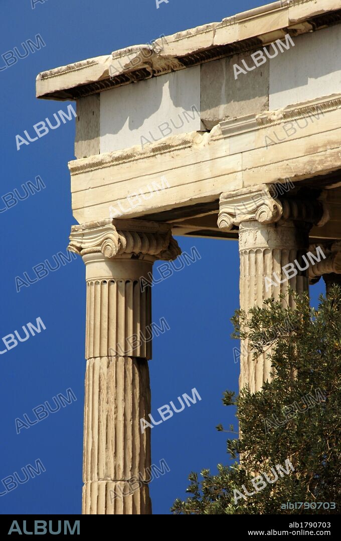 ARTE GRIEGO. S. V A. C. GRECIA. COLUMNAS JONICAS del TEMPLO DE ATENEA POLIADA o ERECTEION. Templo jónico de planta irregula. ACROPOLIS DE ATENAS.