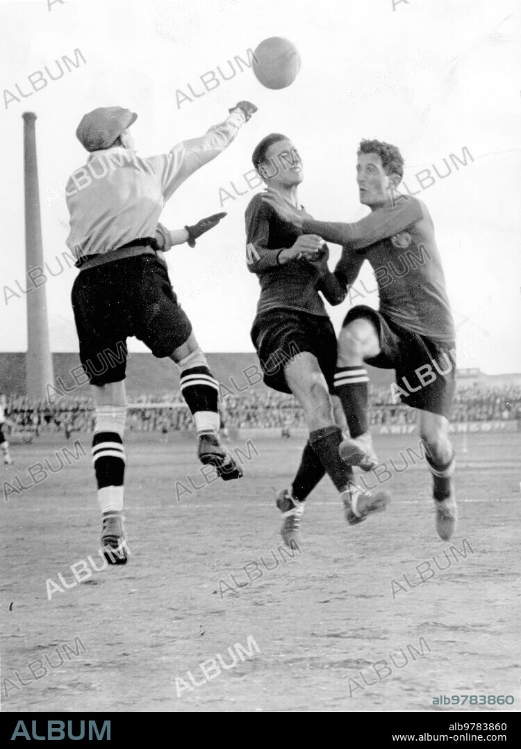 23 octubre 1926. Barcelona. Campeonato de Futbol.Una entrada del jugador Sagi-Barba, del Barcelona, al guardameta del Sabadell, en el Partdo del domingo Último.
