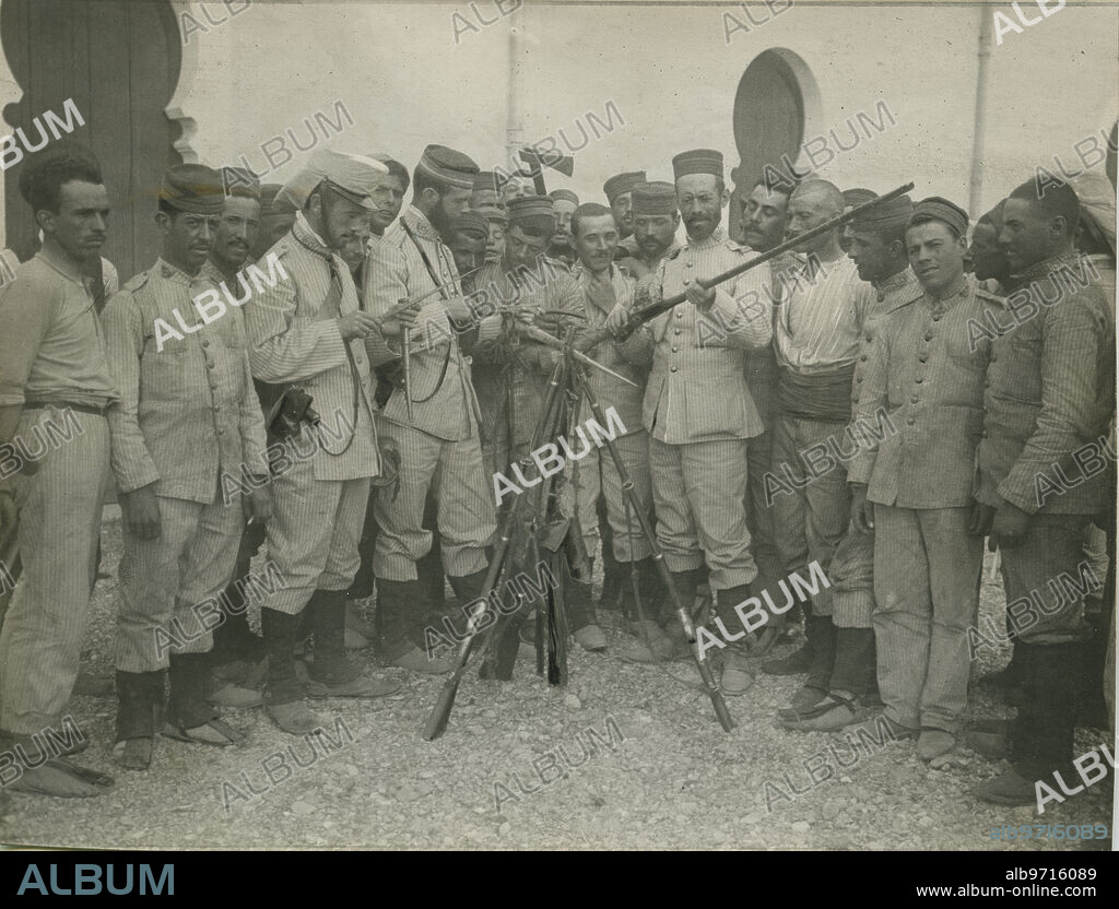 Guerra de Marruecos. Campaña de Melilla, 1909. Armamento capturado por el Ejército español a los rebeldes rifeños.