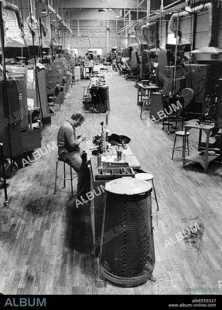 Moheda 1974-07-22. Verkstadsindustri, interiör från Torsten Ullman AB. Parkettgolv i lokalen. Foto: Gunnar Lundmark / SvD / TT / kod 12014.