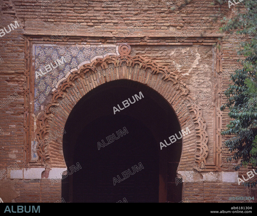 INTERIOR DE LA PUERTA CON ARCO DE HERRADURA APUNTADO-ALFIZ-ALBANEGA CON RESTOS DE CERAMICA VIDRIADA-.