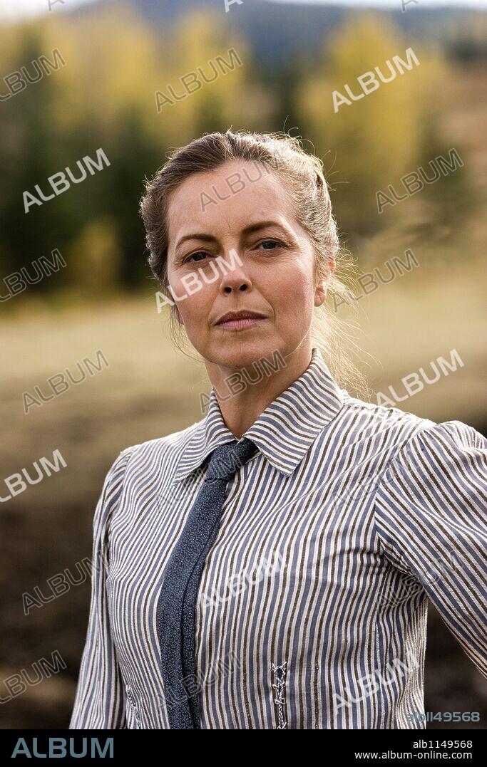 GRETA SCACCHI en BROKEN TRAIL, 2006 (BROKEN TRAIL-TV), dirigida por WALTER HILL. Copyright Butcher's Run Films/Cinema Sound Design.