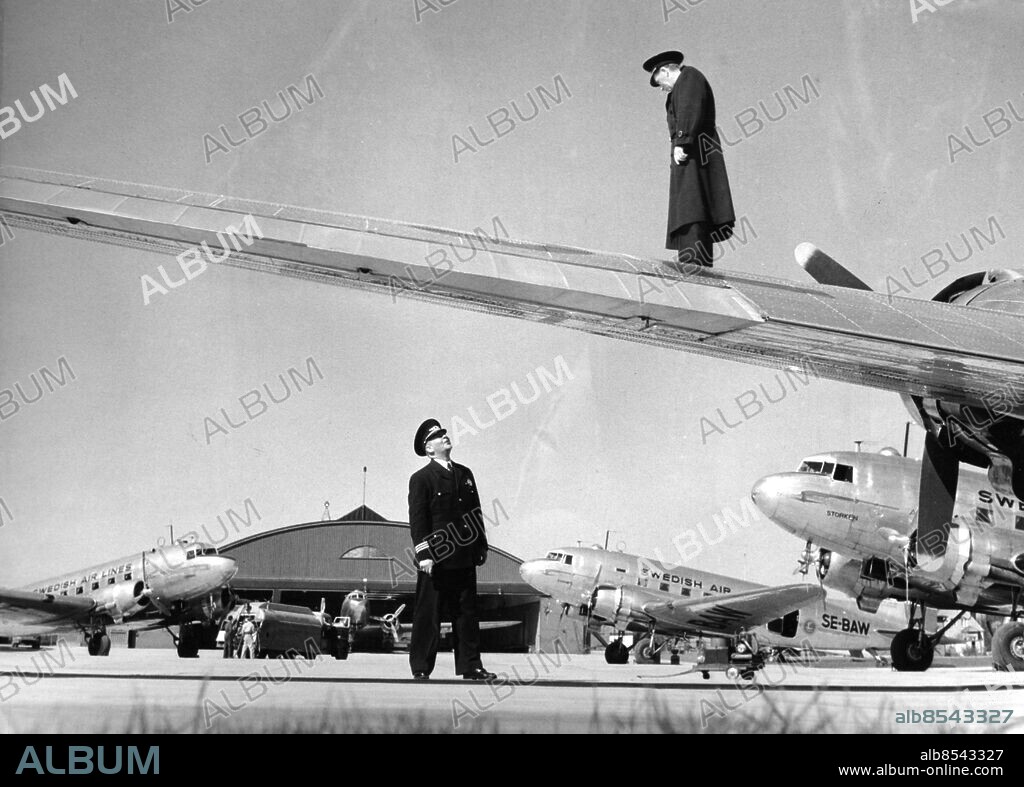 Svenskt trafikflyg flyg flygplan på Bulltofta flygplats i Malmö april 1948. Strejken slut på ABA och planen ute på plattan för översyn.. Foto: Sydsvenskan / IBL Bildbyrå.