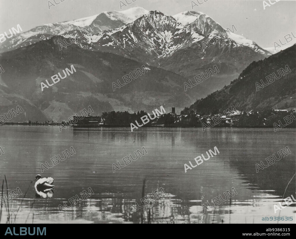 View of Zell am See, the Zeller See and the Hoher Tenn, anonymous, publisher: C.J.S. (mentioned on object), Zell am See, publisher: Salzburg, c. 1950 - c. 1960, photographic support, gelatin silver print, height 62 mm × width 82 mm.
