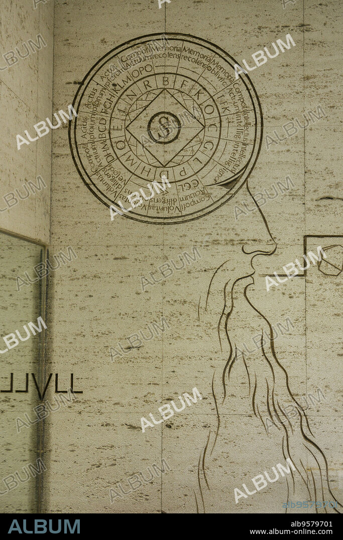 Ramon Llull, LEscala del Enteniment, work of Josep Maria Subirachs, 1994,Travertino,Tienda General Óptica. Av. Jaume III, 14.Palma, Mallorca, Balearic islands, spain.