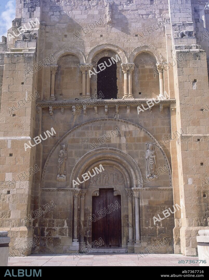 EXTERIOR - PORTADA DEL PERDON DE LA COLEGIATA DE SAN ISIDORO - S XI/XII - ROMANICO ESPAÑOL.
