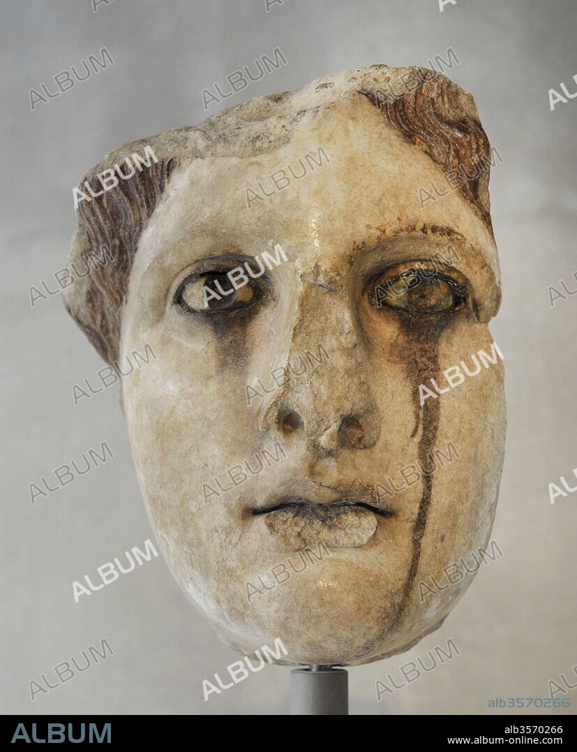 Cabeza de una estatua femenina. Copia en mármol de una estatua de oro y marfil del período clásico (Siglo V-IV a. C) que representa una diosa. Quizás Afrodita. El color se ha filtrado debajo de sus ojo consecuencia de la oxidación de las pestañas de bronce. Siglo II d. C. Museo de la Acrópolis (Acropolis Museum). Atenas. Grecia.