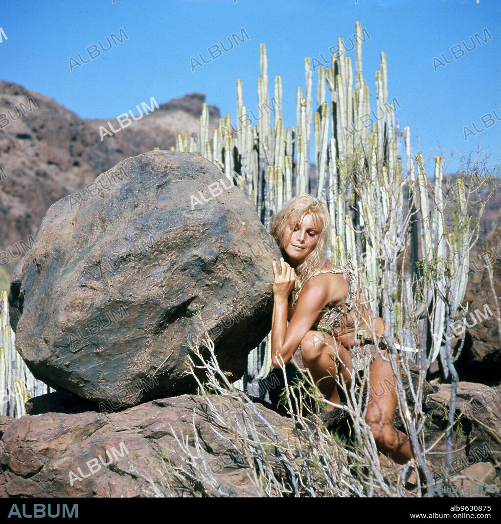 VICTORIA VETRI en CUANDO LOS DINOSAURIOS DOMINABAN LA TIERRA, 1970 (WHEN DINOSAURS RULED THE EARTH), dirigida por VAL GUEST. Copyright HAMMER FILM PRODUCTIONS.