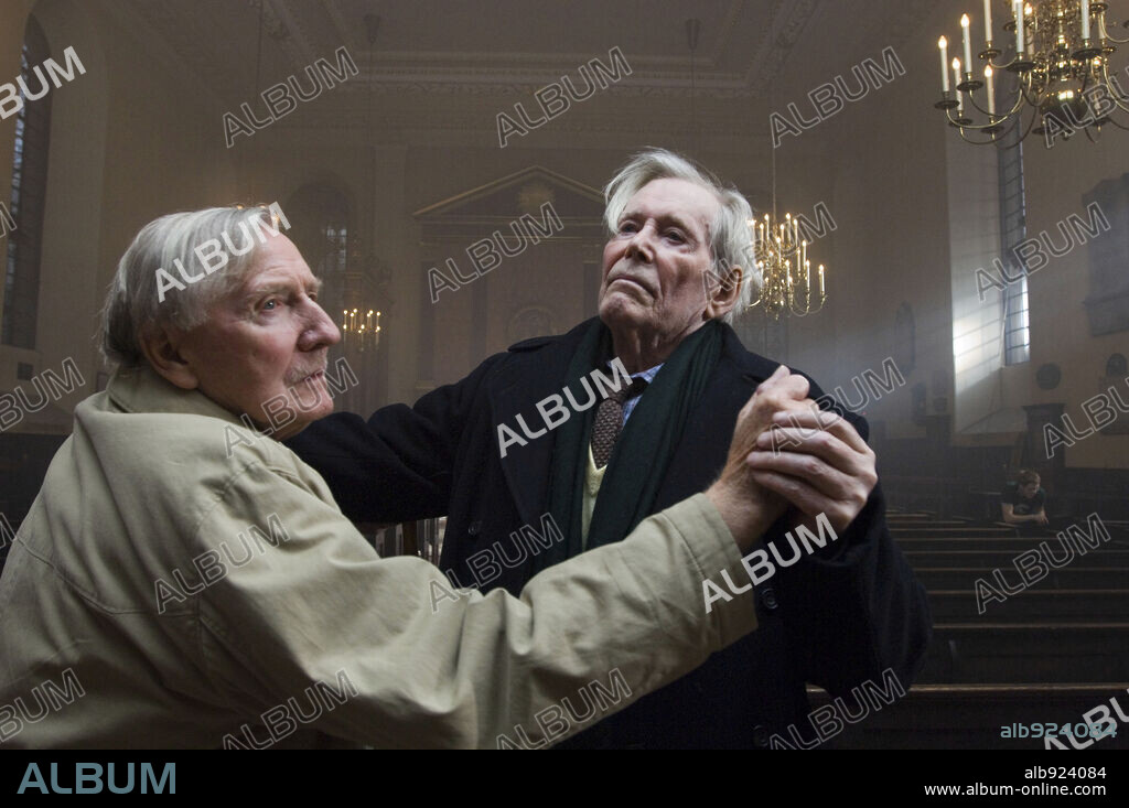 LESLIE PHILLIPS and PETER O'TOOLE in VENUS, 2006, directed by ROGER MICHELL. Copyright MIRAMAX FILMS / DOVE, NICOLA.