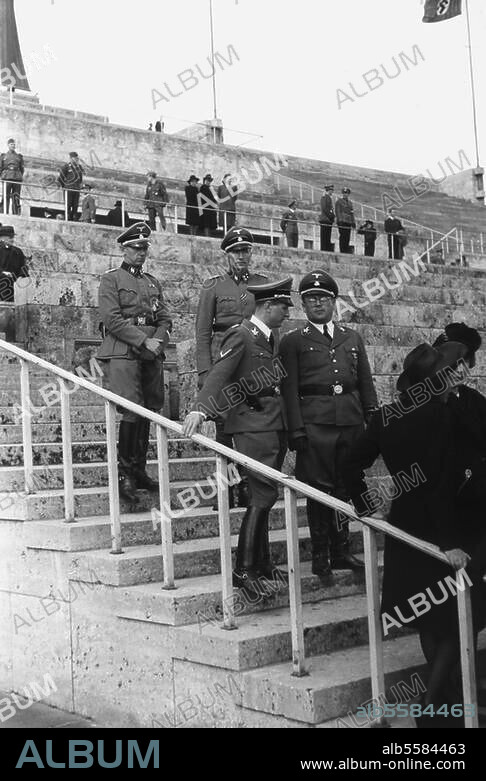Tschammer und Osten, Hans von; Politiker. (NSDAP), Reichssportführer u. SA-Obergruppenführer; 1887-1943. Urnenbeisetzung in der Langemarckhalle auf dem Reichssportfeld, Berlin, Sonntag, 2. Mai 1943: Nach dem Aufmarsch der Verbände auf dem Maifeld verlassen die Trauergäste die Tribüne. Foto.