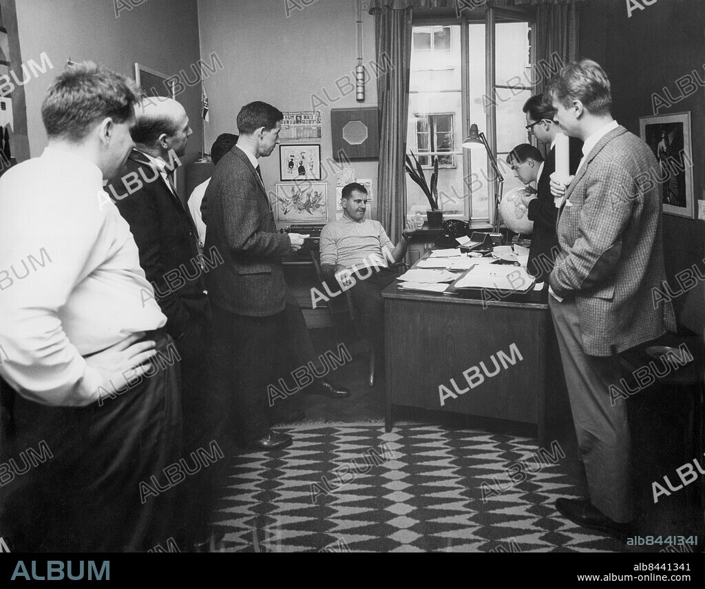 1961-09.. Orig. bildtext... Hammarskjöld har omkommit Anm. Ekot Skrivbord Högtalare Jordglober Möten CD197 persons: Per persson ;Magnus Faxén ;Åke Ortmark ;Lennart Hyland ;Bo Holmqvist ;Ingemar Odlander sites: SVERIGE.