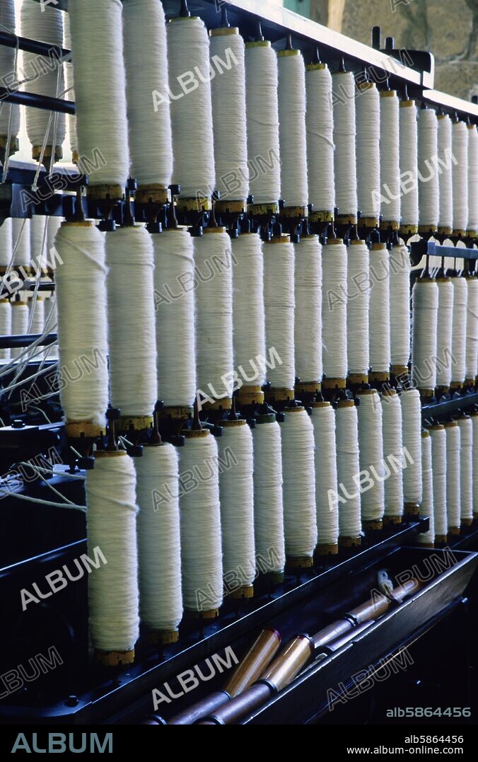 Cal Vidal; detalle de máquina de hilatura de antigua fábrica textil (colonia) (comarca del Berquedà).