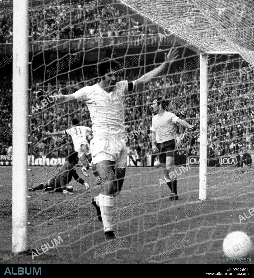 Este Fue el primer gol por Roberto Martinez. El que Empuja Or Remacha Es Santillana, que esa noche Marcó tres de los cinco Goles. La euforia en los Graderíos Fue Tremenda. El real Madrid Conseguiría lo que Parecía Imposible: eliminar A las Palmas.
Cuartos de Final (Vuelta)
14 junio de 1975. Partido de Vuelta:. En Madrid (Santiago-Bernabéu)
real Madrid C.F. - U.D. las Palmas   		5-0
Arbitro: 	Sánchez Rios 
Goles: 	1-0 R. Martínez 19¿, 2-0 Santillana 55¿,
                3-0 Santillana 58¿, 4-0 Santillana 61¿,
                5-0 Pirri 66¿.
Real Madrid, 5;
Miguel Angel, Uría (Heredia 81¿), Benito, Rubiñán, del Bosque, 
Camacho, Amancio (Grosso 81¿), Pirri, Santillana, 
Vitoria, Roberto Martínez.
Ud las Palmas, 0;
Catalá; Martín, Hernández, Noly, Castellano, Félix, pepe Juan, 
Páez, Fernández, Germán (José Luis 77¿), Juani.