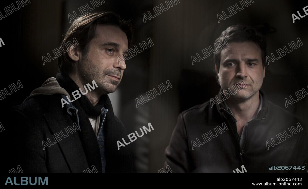 ALBERTO SAN JUAN y JORDI MOLLA en UNA PISTOLA EN CADA MANO, 2012, dirigida por CESC GAY. Copyright AUDIOVISUAL AVAL SGR.