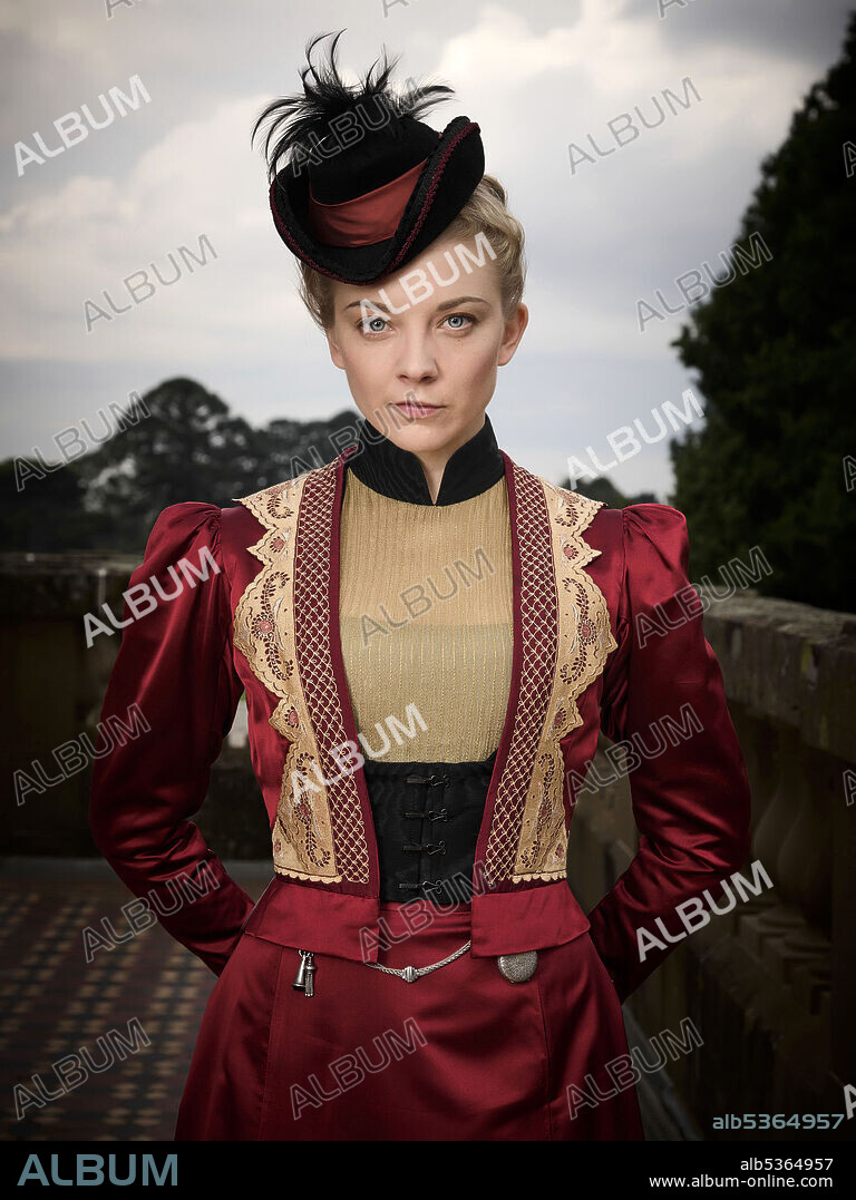 NATALIE DORMER en EL MISTERIO DE HANGING ROCK, 2018 (PICNIC AT HANGING ROCK), dirigida por AMANDA BROTCHIE, LARYSA KONDRACKI y MICHAEL RYMER. Copyright SCREEN AUSTRALIA.