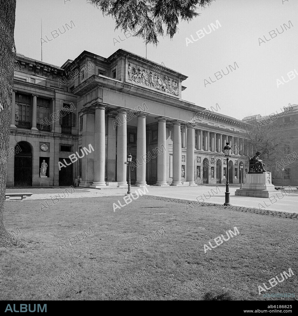 JUAN DE VILLANUEVA. FACHADA DE VELAZQUEZ FACHADA PRINCIPAL DEL MUSEO DEL PRADO - SIGLO XVIII - FOTOGRAFIA EN BLANCO Y NEGRO - AÑOS 60.
