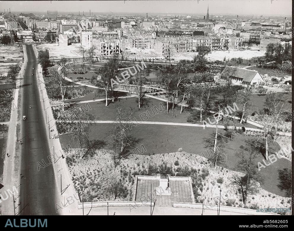 Berlin, Tiergarten. Blick von der Siegessäule auf den neu angelegten Englischen Garten mit Parkhaus und Seerosenteich. Links die Altonaer Straße. Im Hintergrund das im 2. Weltkrieg zerstörte Viertel um den Hansaplatz. Foto, April 1953.