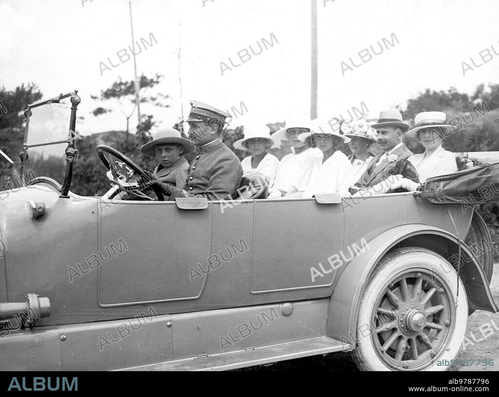 August 1920. Santander - HM the Queen with the Baron of Athlone and Princess Alicia and her two Children, and the Infantas Beatriz and Cristina, Walking through the Sardinero. Photo. Samot.